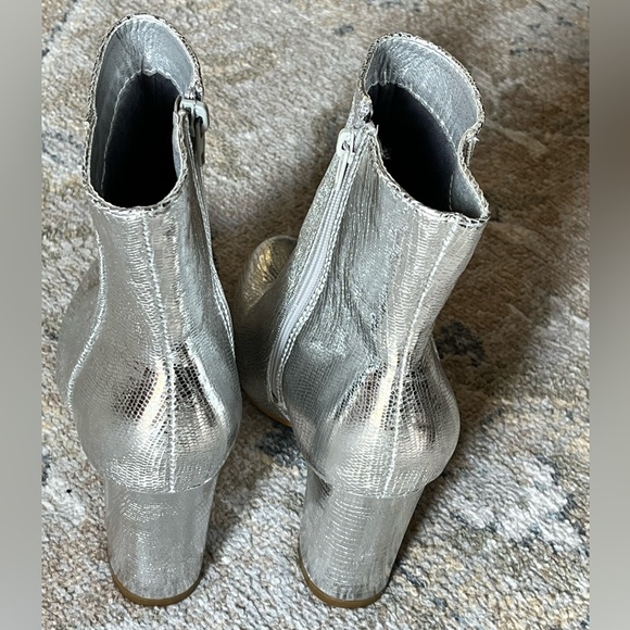 Camel Toes Silver Colored Boot in Size 7 - Picture 4 of 12